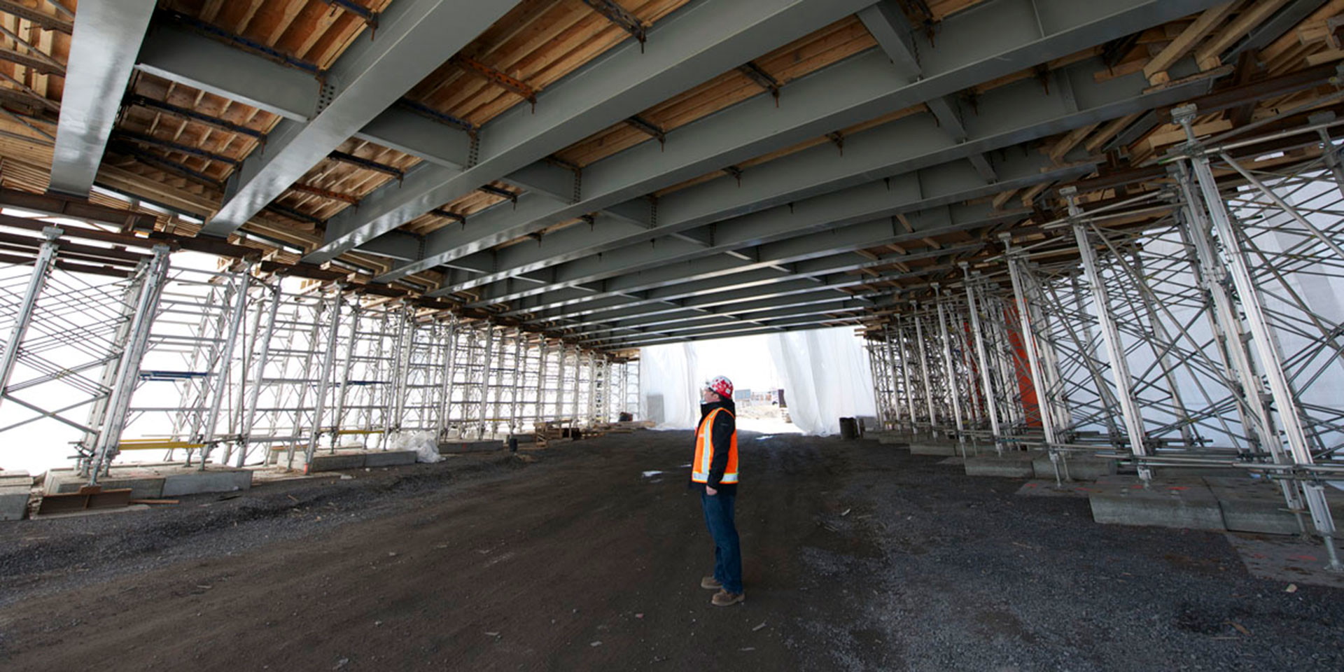 Highway 417 Bridge Rehabilitation and Rapid Bridge Replacement Worker 